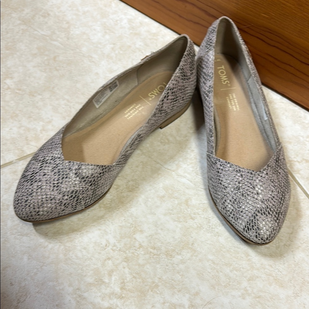 TOMS Women's Snakeskin Flats - Gray